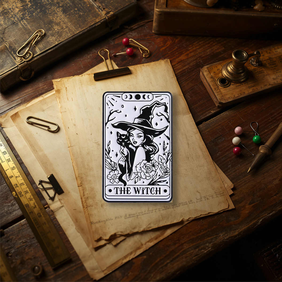 Spilla metallo - The Witch black and white